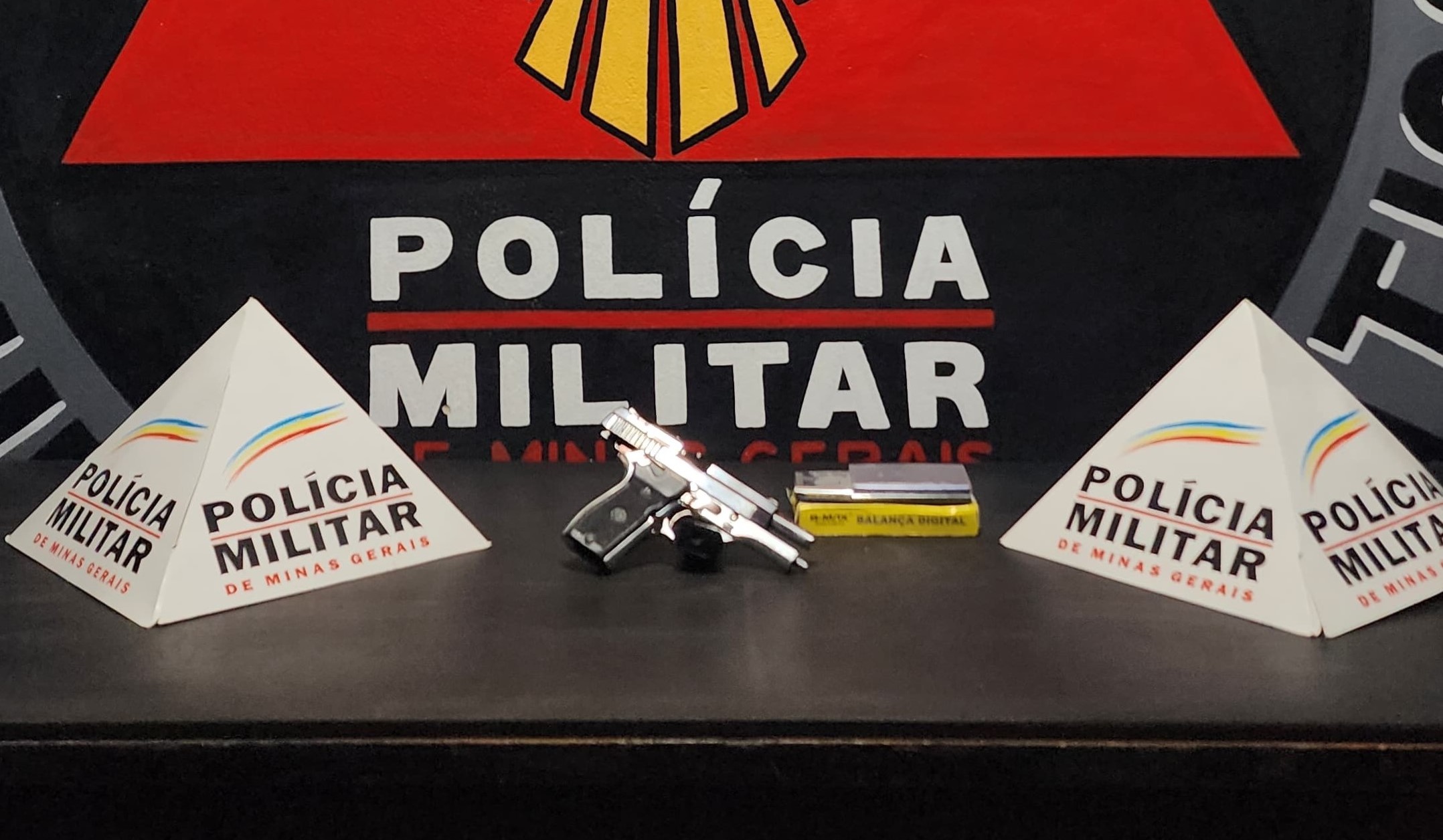 Pistola é apreendida em ação da PM no Morro São João, em Ouro Preto