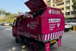 Fim do relacionamento? ‘Caminhão de lixo’ do Tinder ajuda a jogar fora o que não serve mais Fim do relacionamento? 'Caminhão de lixo' do Tinder ajuda a jogar fora o que não serve mais