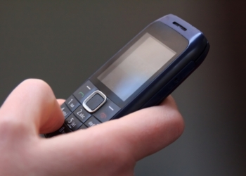 Adultos têm trocado smartphones por ‘dumbphones’: tendência revela busca por equilíbrio digital e mental