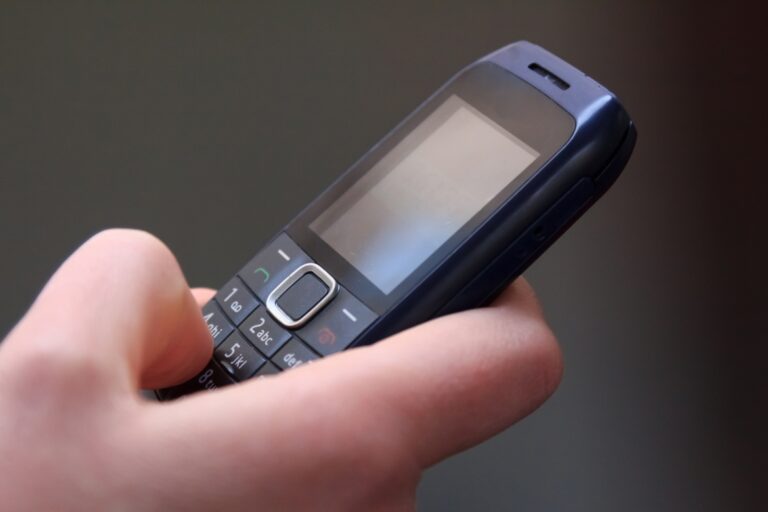 Adultos têm trocado smartphones por ‘dumbphones’: tendência revela busca por equilíbrio digital e mental
