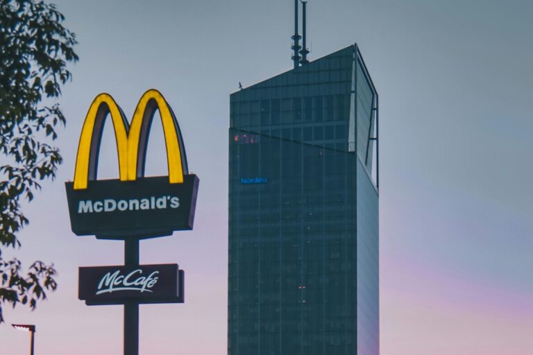 McDonald's tem mais de 150 vagas de emprego em Minas Gerais; veja como se candidatar