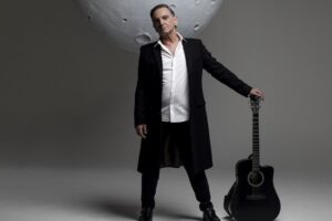 Breve análise da música 'A lei desse troço', de Paulo Miklos