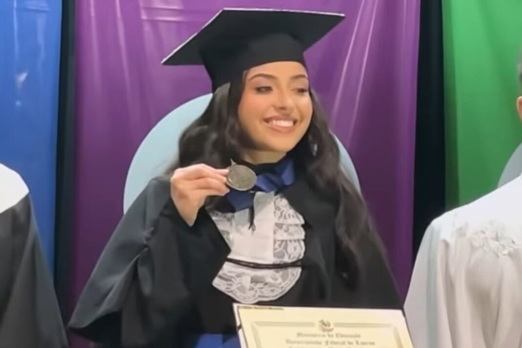 Estudante mineira se forma sozinha em curso superior da Universidade Federal de Lavras, no Sul de Minas Estudante mineira se forma sozinha em curso superior da Universidade Federal de Lavras, no Sul de Minas