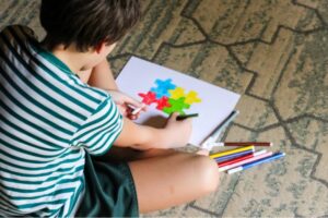 Brasil lidera circulação de desinformação sobre autismo, aponta estudo