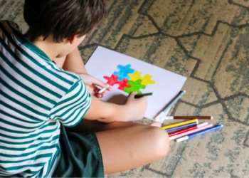 Brasil lidera circulação de desinformação sobre autismo, aponta estudo