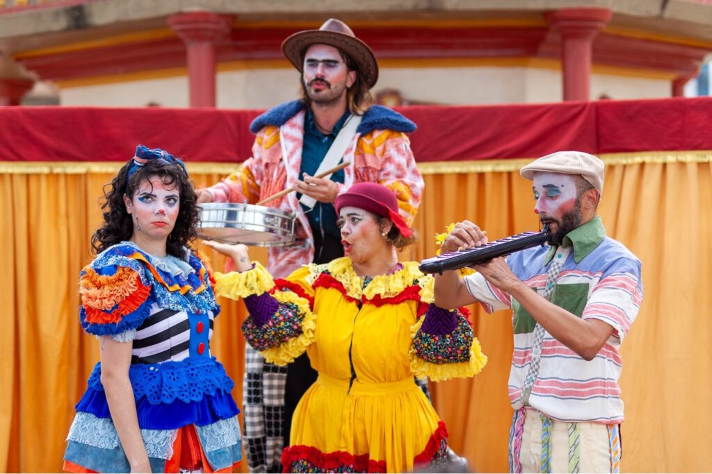Teatro itinerante: grupo de teatro leva espetáculo a três escolas públicas de Mariana Teatro itinerante: grupo de teatro leva espetáculo a três escolas públicas de Mariana