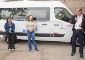 Prefeitura de Itabirito entrega van adaptada para transporte de pacientes em reabilitação