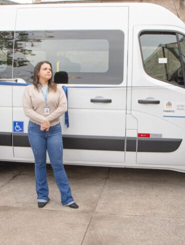 Prefeitura de Itabirito entrega van adaptada para transporte de pacientes em reabilitação