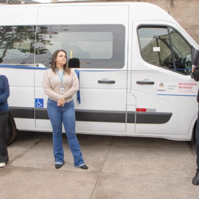 Prefeitura de Itabirito entrega van adaptada para transporte de pacientes em reabilitação