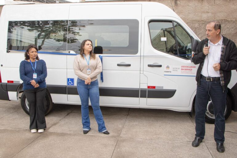 Prefeitura de Itabirito entrega van adaptada para transporte de pacientes em reabilitação