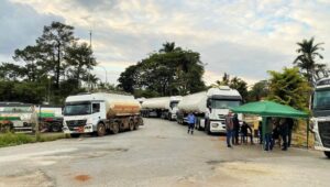 Transportadores de combustíveis entram em greve em Betim e alertam risco de desabastecimento em Minas Gerais
