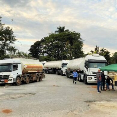 Transportadores de combustíveis entram em greve em Betim e alertam risco de desabastecimento em Minas Gerais