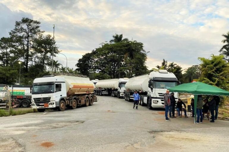 Transportadores de combustíveis entram em greve em Betim e alertam risco de desabastecimento em Minas Gerais