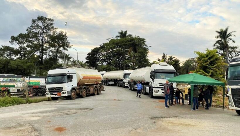 Transportadores de combustíveis entram em greve em Betim e alertam risco de desabastecimento em Minas Gerais