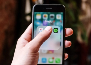 Universitário, você sabia que pode pagar menos no Spotify, YouTube e outros serviços?