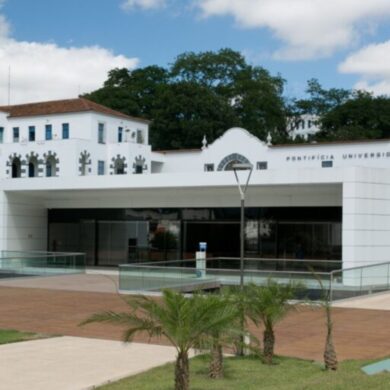 PUC Minas oferece bolsas de até 100% para licenciaturas no segundo semestre de 2025