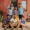 Série 'Pablo e Luisão' acerta em cheio ao transformar vida comum em obra-prima da comédia