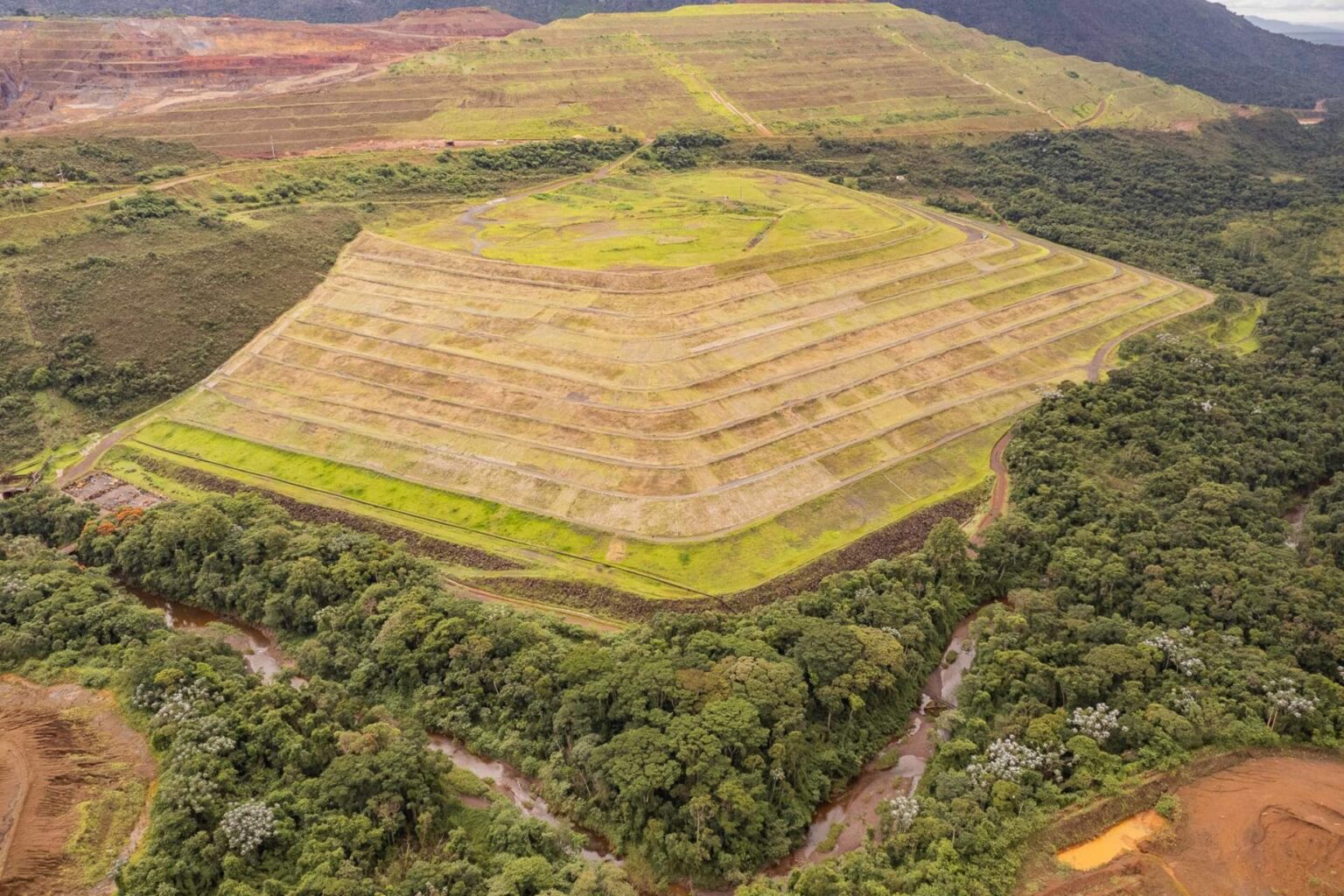 Obras de descaracterização da Barragem Xingu são iniciadas em Mariana e geram 180 empregos diretos Obras de descaracterização da Barragem Xingu são iniciadas em Mariana e geram 180 empregos diretos