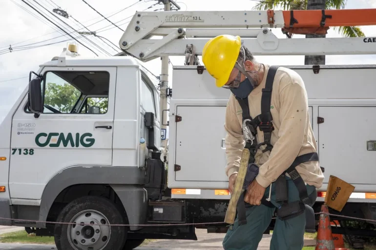 Cemig abre concurso para eletricista com salário inicial de R$ 4.331 e provas em nove cidades mineiras
