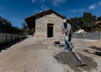 Estação de Engenheiro Corrêa passa por restauração histórica após décadas de abandono