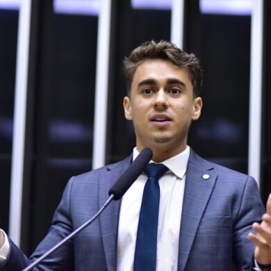 Câmara de São João del-Rei recua e rejeita homenagens a Nikolas Ferreira após pressão popular