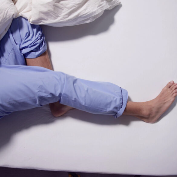 Sente as pernas inquietas na hora de dormir? A culpa pode ser dessa condição