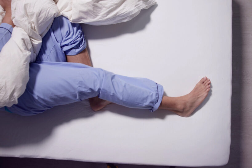 Sente as pernas inquietas na hora de dormir? A culpa pode ser dessa condição