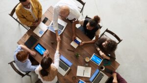 Curso online e gratuito ensina programação com inteligência artificial e oferece 5 mil bolsas, com chances de estágio ao final