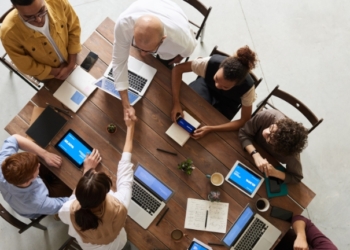 Curso online e gratuito ensina programação com inteligência artificial e oferece 5 mil bolsas, com chances de estágio ao final