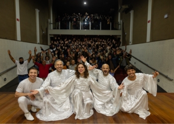 Abertura do Festival de Teatro lota Cine Teatro Mariana com risos e emoção