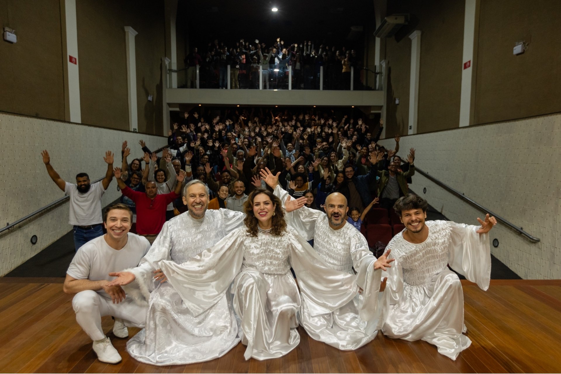 Abertura do Festival de Teatro lota Cine Teatro Mariana com risos e emoção