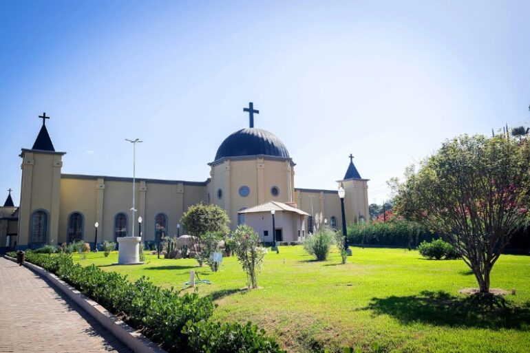 Conheça a cidade mineira que abriga o maior santuário do mundo dedicado à Santa Rita de Cássia