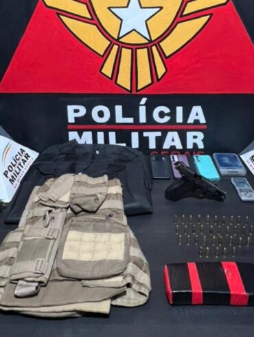 Polícia Militar apreende pistola e prende dois suspeitos de tráfico no fundo de um bar no bairro Rosário, em Mariana
