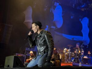 Dinho Ouro Preto canta sucessos do Capital Inicial e celebra raízes familiares em show marcante em Ouro Preto