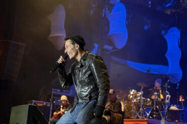 Dinho Ouro Preto canta sucessos do Capital Inicial e celebra raízes familiares em show marcante em Ouro Preto