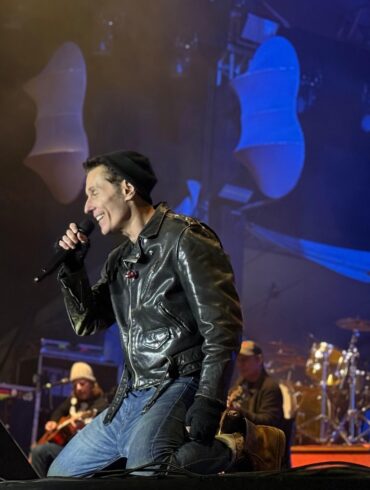 Dinho Ouro Preto canta sucessos do Capital Inicial e celebra raízes familiares em show marcante em Ouro Preto