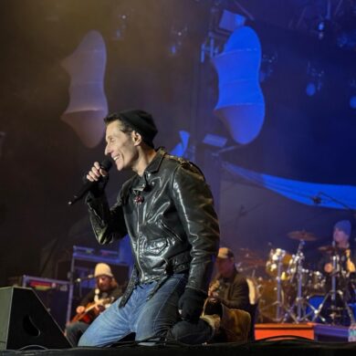 Dinho Ouro Preto canta sucessos do Capital Inicial e celebra raízes familiares em show marcante em Ouro Preto