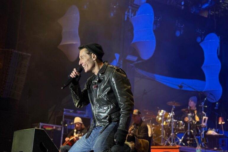 Dinho Ouro Preto canta sucessos do Capital Inicial e celebra raízes familiares em show marcante em Ouro Preto