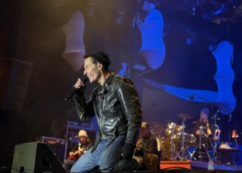 Dinho Ouro Preto canta sucessos do Capital Inicial e celebra raízes familiares em show marcante em Ouro Preto