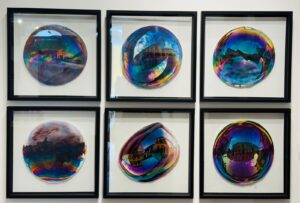 Fotógrafa transforma bolhas de sabão em reflexos do patrimônio histórico de Ouro Preto em projeto inédito Fotógrafa transforma bolhas de sabão em reflexos do patrimônio histórico de Ouro Preto em projeto inédito