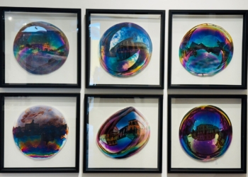 Fotógrafa transforma bolhas de sabão em reflexos do patrimônio histórico de Ouro Preto em projeto inédito