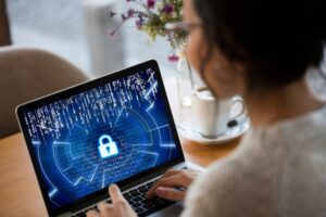 Santander lança 10 mil bolsas para curso on-line de segurança digital Santander lança 10 mil bolsas para curso on-line de cibersegurança