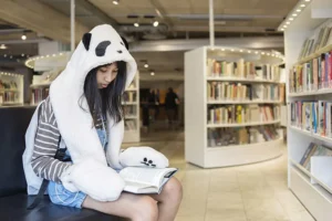 Suécia recua da educação 100% digital e investe na volta dos livros impressos Suécia recua da educação 100% digital e investe na volta dos livros impressos