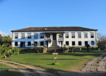 Fazenda usada em Sinhá Moça atrai turistas com hospedagem e lazer rural