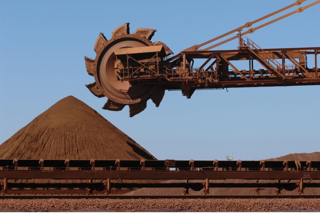 Minério de ferro escapa de tarifaço dos EUA e Itabirito, Mariana e Ouro Preto serão pouco impactadas a curto prazo; China é a maior exportadora