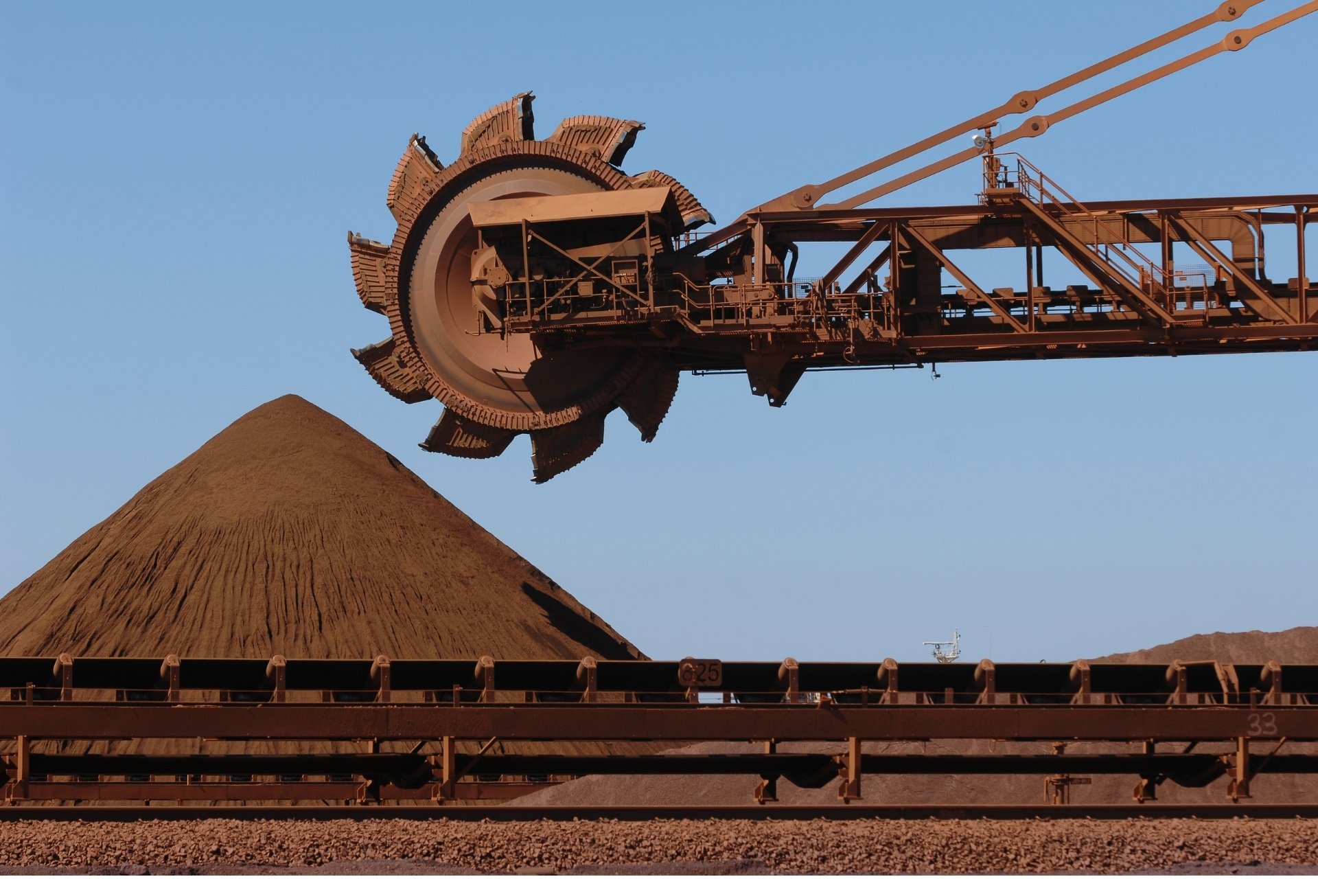 Minério de ferro escapa de tarifaço dos EUA e Itabirito, Mariana e Ouro Preto serão pouco impactadas a curto prazo; China é a maior exportadora