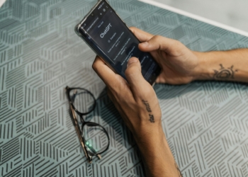 Sete em cada dez alunos do ensino médio usam IA em pesquisas escolares no Brasil