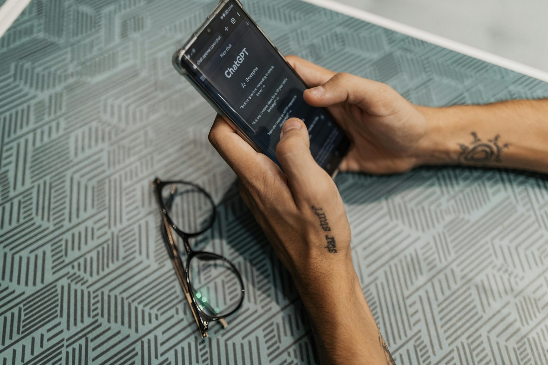 Sete em cada dez alunos do ensino médio usam IA em pesquisas escolares no Brasil