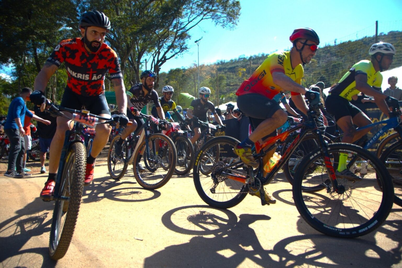 Golden Biker reúne mais de 400 ciclistas em Itabirito Golden Biker reúne mais de 400 ciclistas em Itabirito