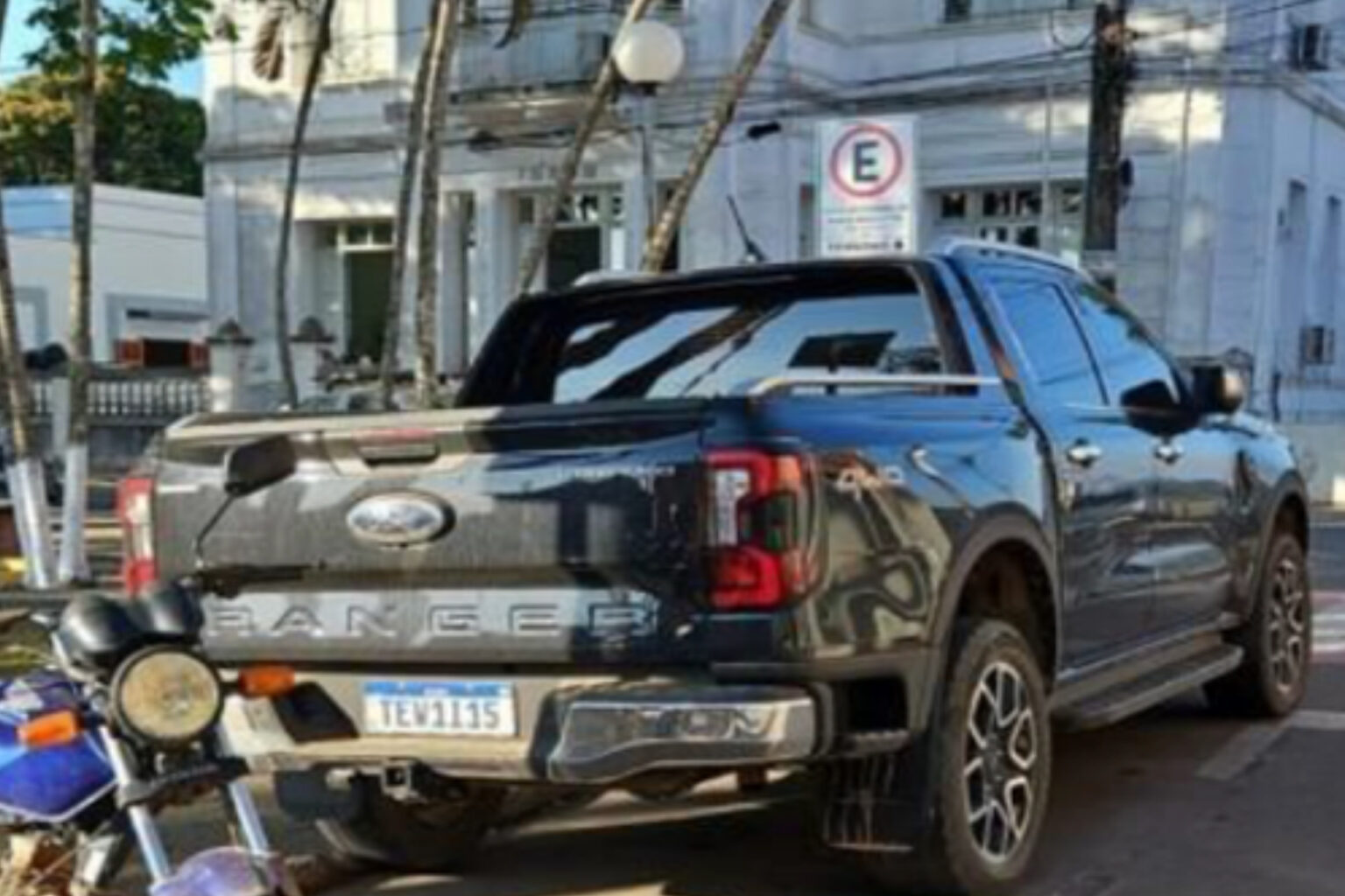 Ministério Público processa prefeito em MG por compra de caminhonete de luxo com dinheiro público Ministério Público processa prefeito em MG por compra de caminhonete de luxo com dinheiro público